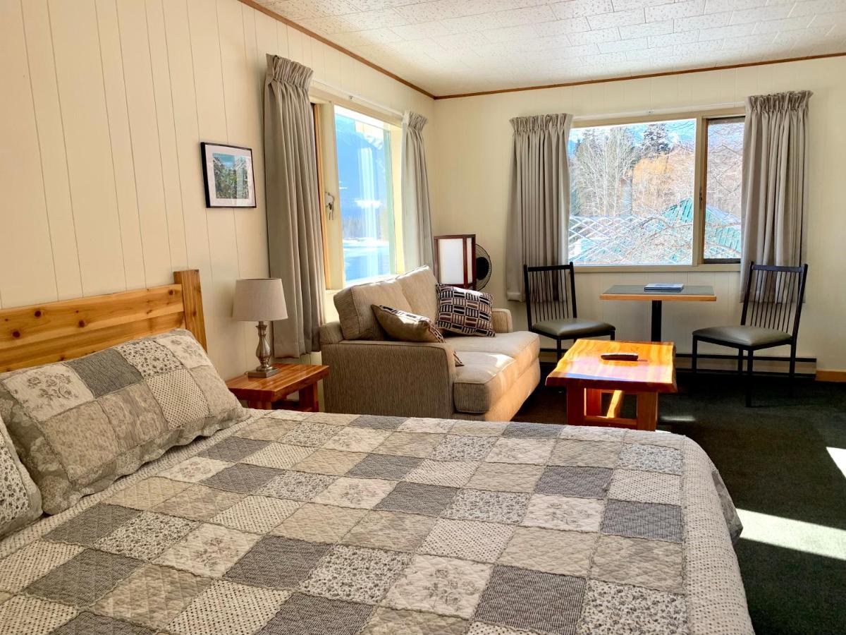 Tete Jaune Lodge エクステリア 写真